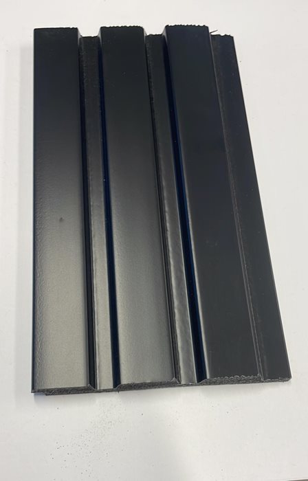 לוח דקורטיבי שחור חלק